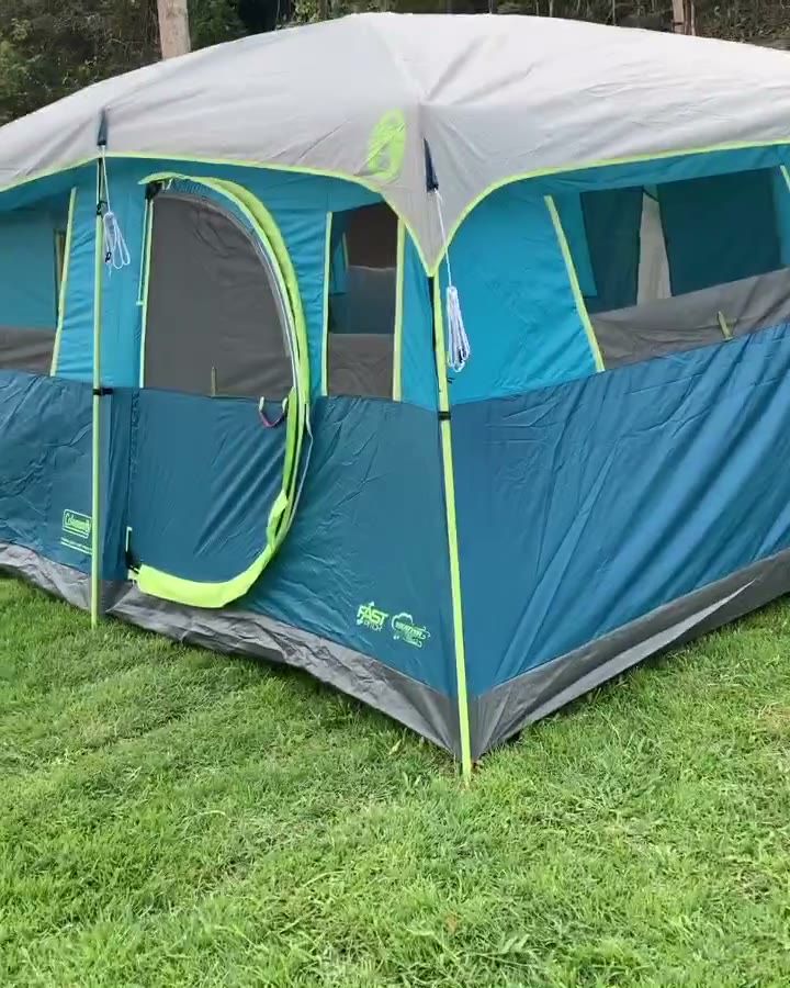 Barraca de camping no gramado