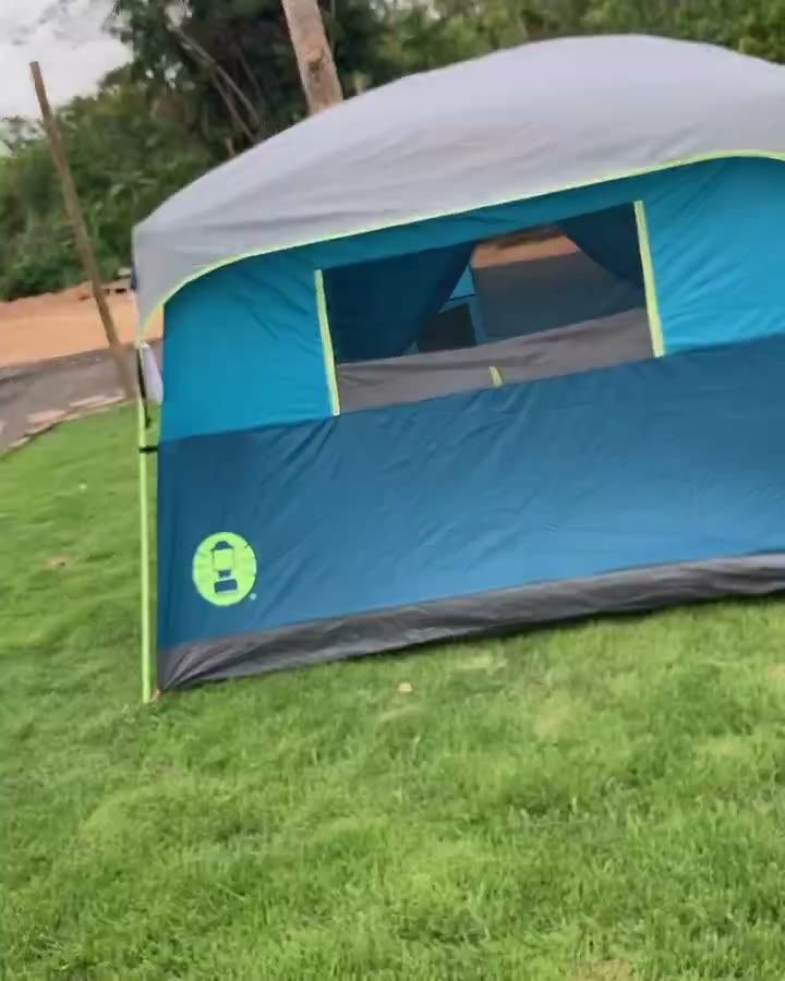 Área de camping entre árvores