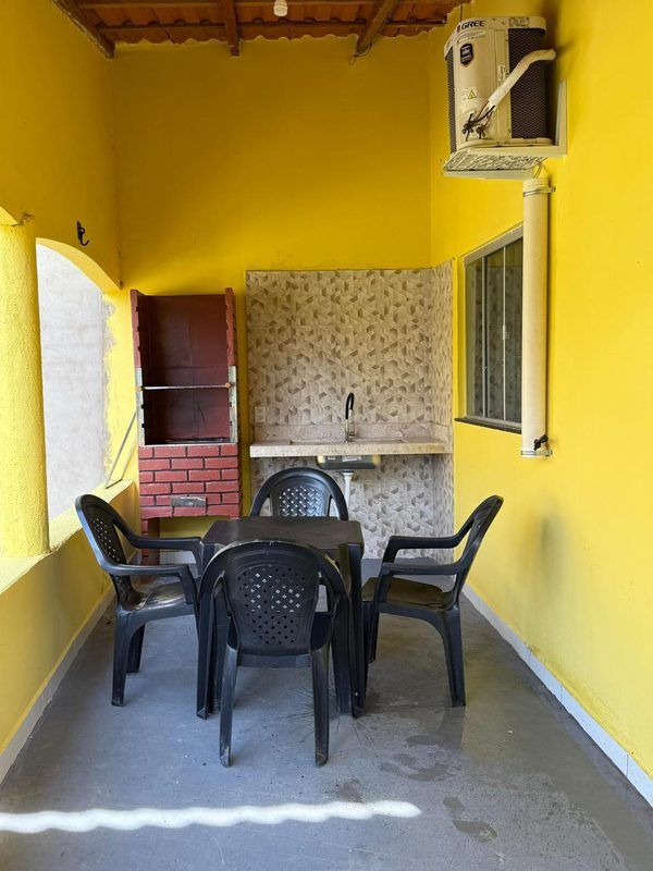 Área externa com churrasqueira do chalé casal
